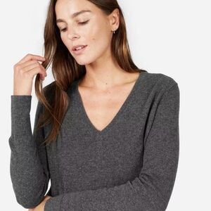 Everlane 100% Cashmere Grey Knit V-Neck Sweater Size Medium